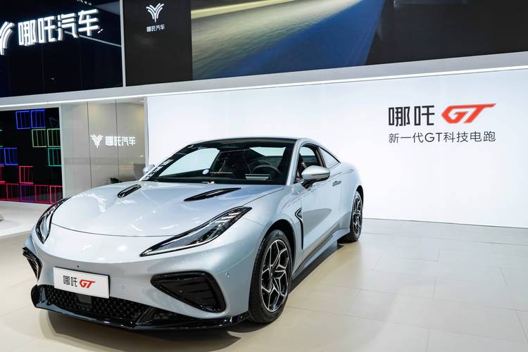 佛山261哪吒汽车在智能汽车领域的表现，领途汽车在新能源汽车市场中的影响力